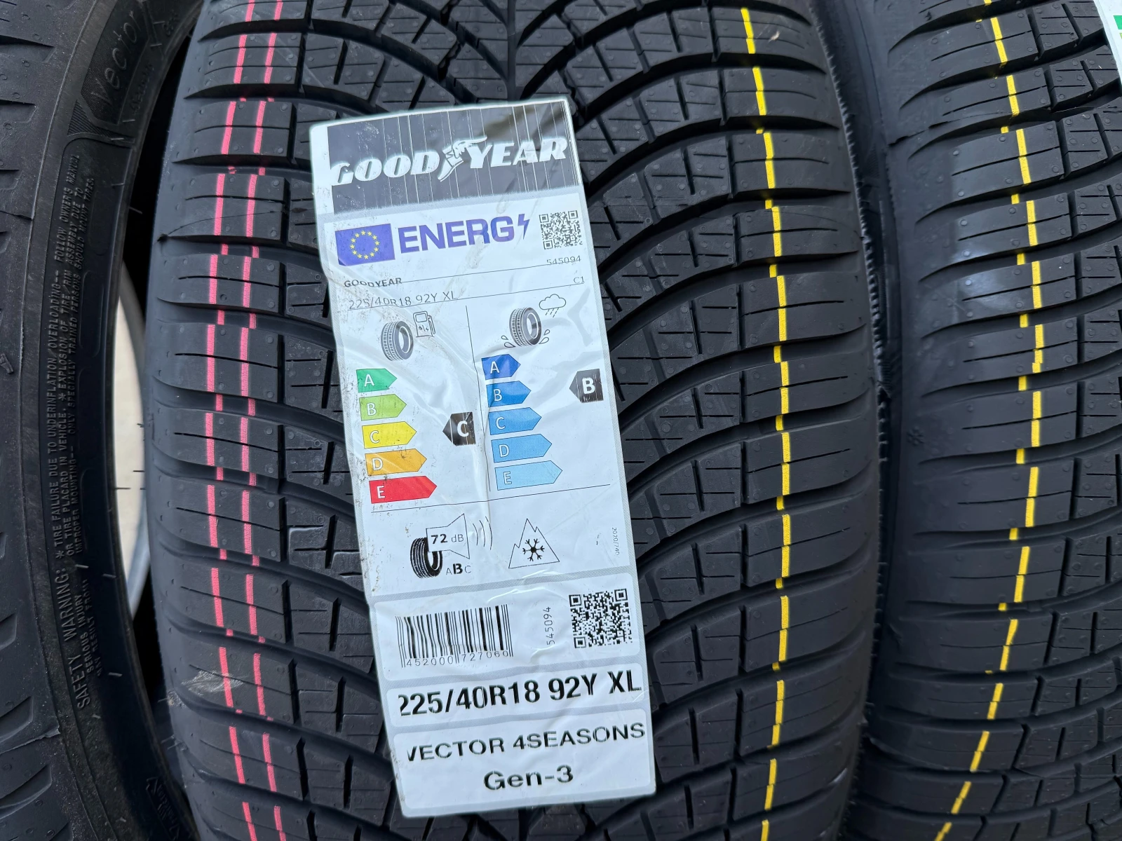 Гуми Всесезонни 225/40R18, снимка 3 - Гуми и джанти - 55583319