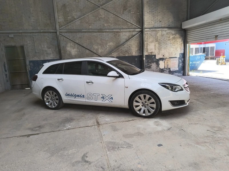 Opel Insignia Sport Tourer 4x4 2.0, снимка 6 - Автомобили и джипове - 46114293