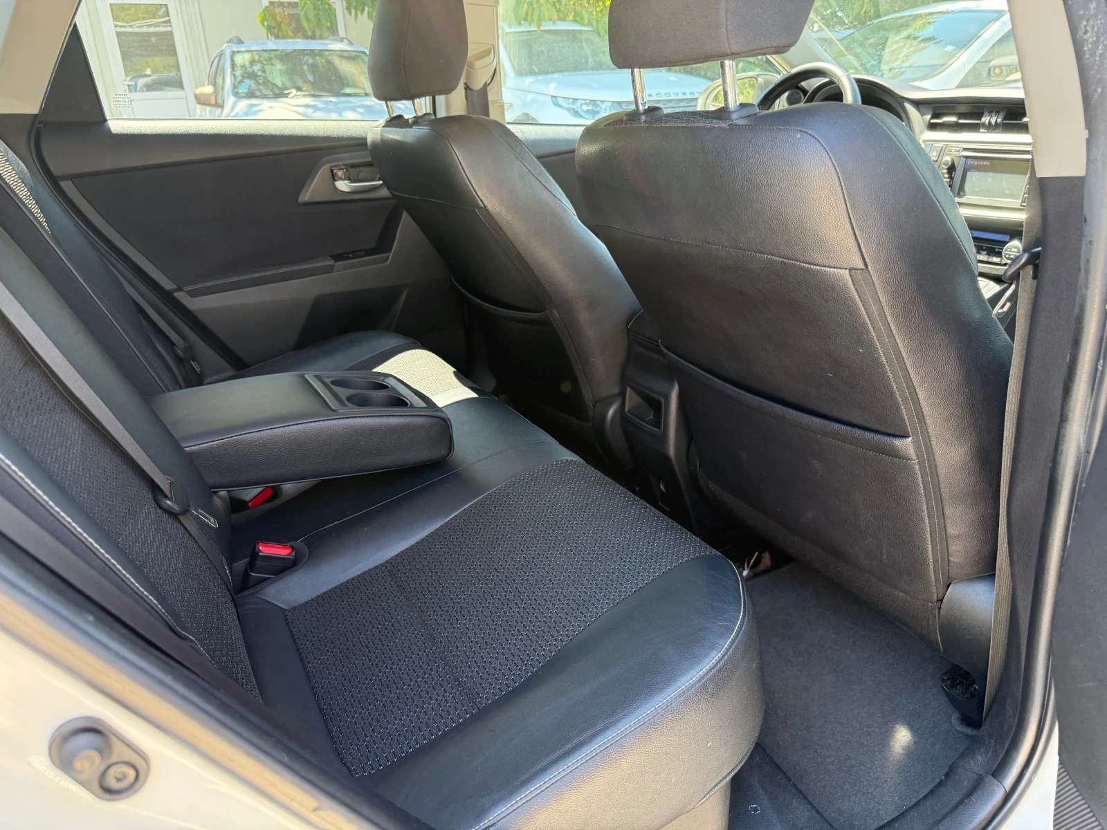 Toyota Auris 1.8 HYBRID - 99к.с., снимка 14 - Автомобили и джипове - 55689377