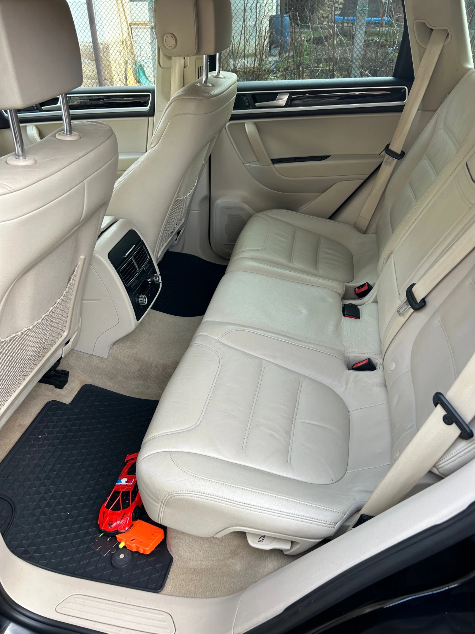 VW Touareg 3.0d 239кс. R-line, снимка 9 - Автомобили и джипове - 52998818