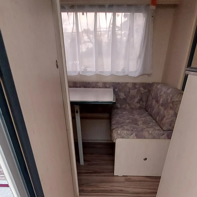 Каравана Dethleffs Rm2, снимка 7 - Каравани и кемпери - 53192389