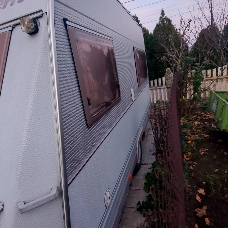 Каравана Dethleffs Rm2, снимка 5 - Каравани и кемпери - 53192389