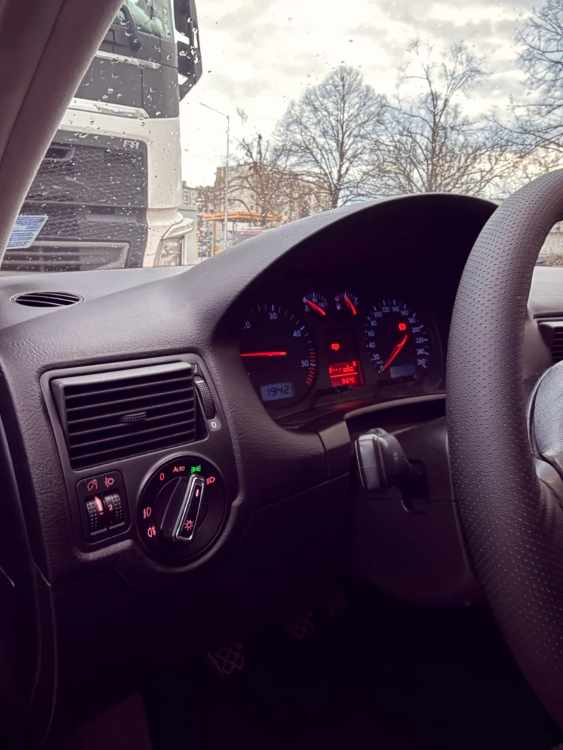 VW Golf 1.9 TDI 101, снимка 8 - Автомобили и джипове - 52973157