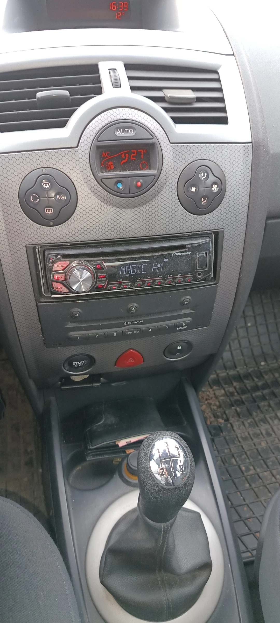 Renault Megane 1.6 16V, снимка 8 - Автомобили и джипове - 53705568