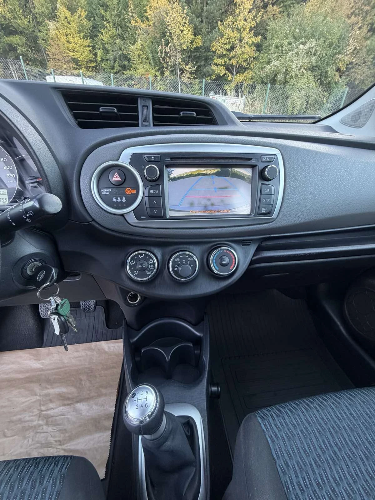 Toyota Yaris 1.33 99hp, снимка 13 - Автомобили и джипове - 55697555