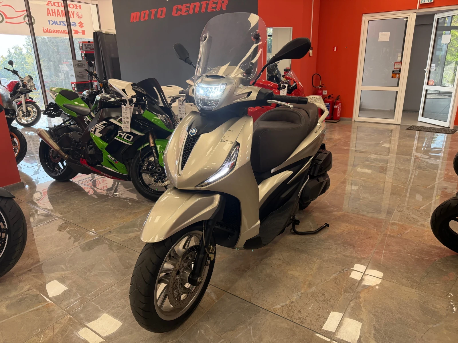 Piaggio Beverly 400IE ABS , снимка 8 - Мотоциклети и мототехника - 56539978