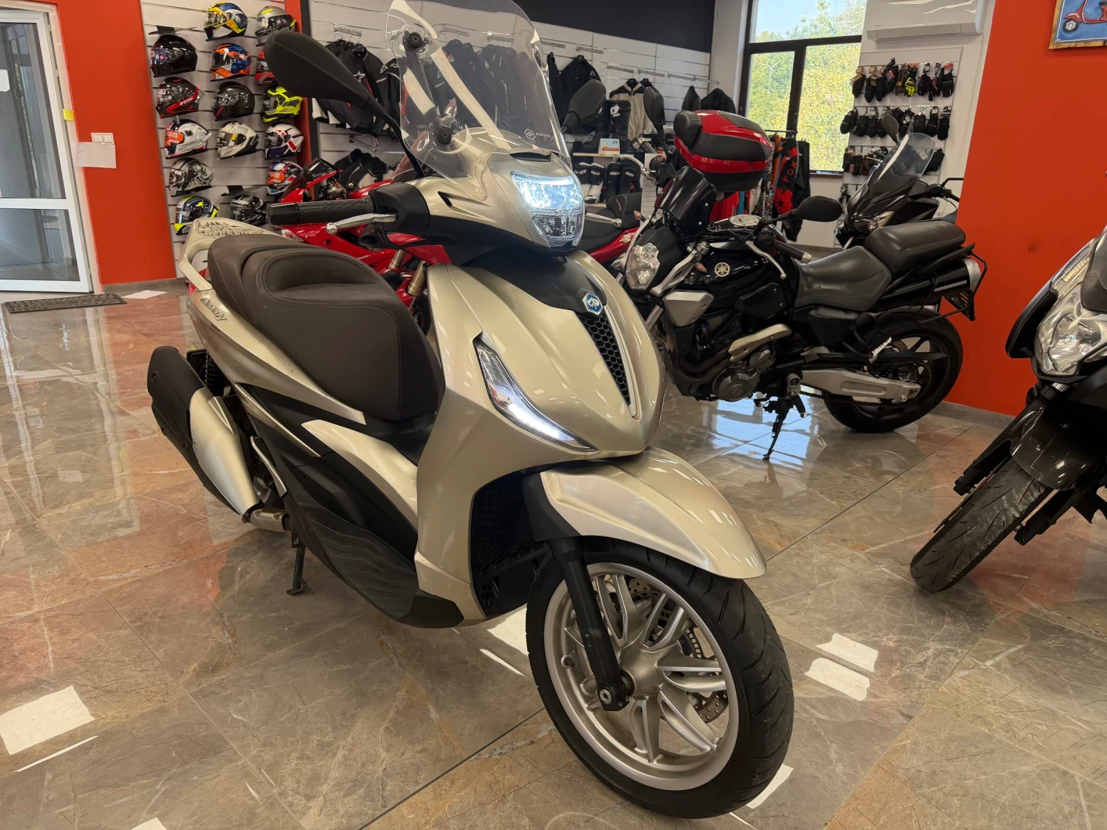 Piaggio Beverly 400IE ABS , снимка 2 - Мотоциклети и мототехника - 56539978