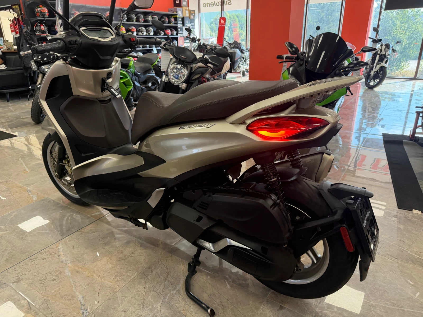 Piaggio Beverly 400IE ABS , снимка 6 - Мотоциклети и мототехника - 56539978