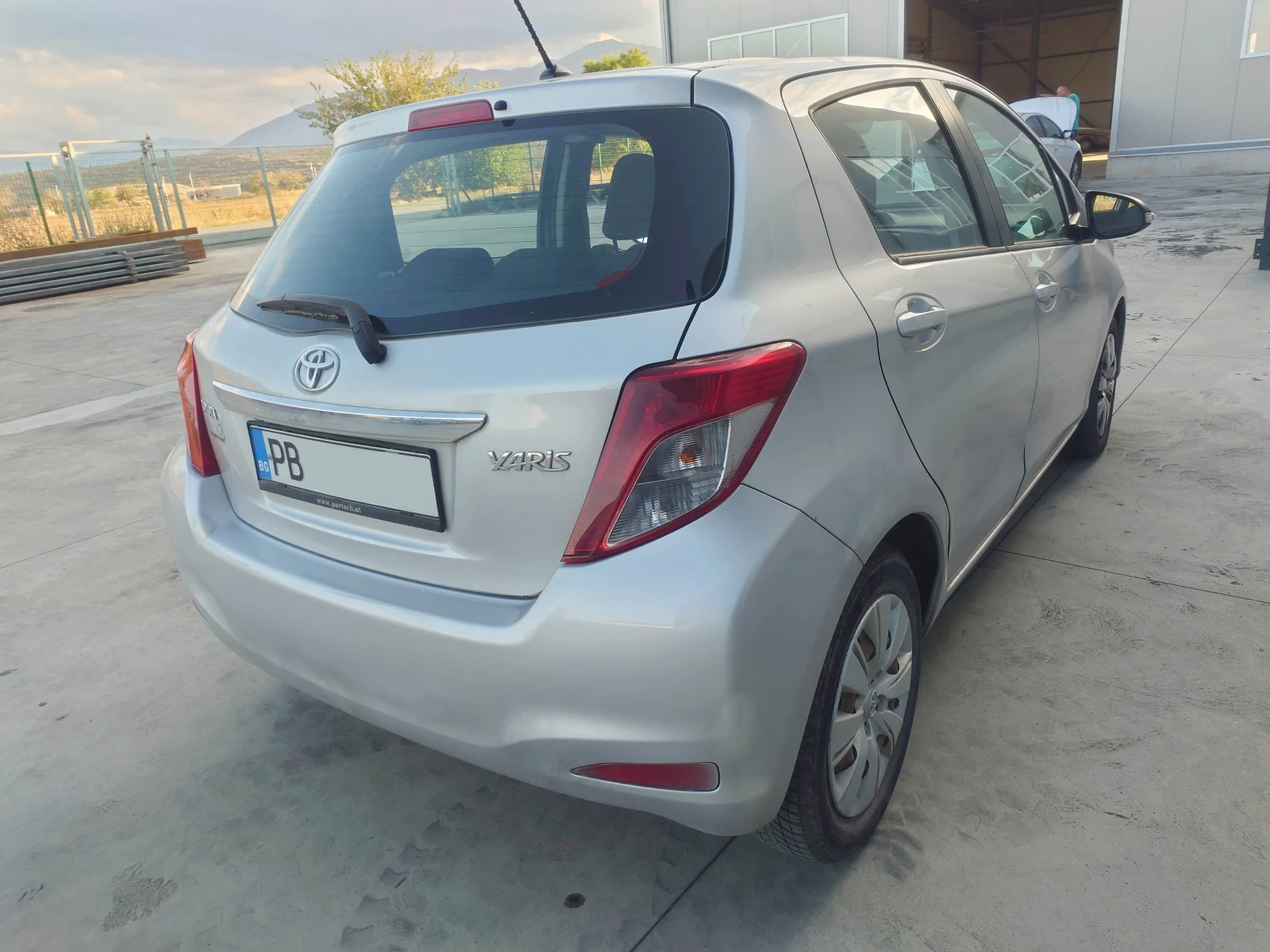 Toyota Yaris 1.3 - изображение 2