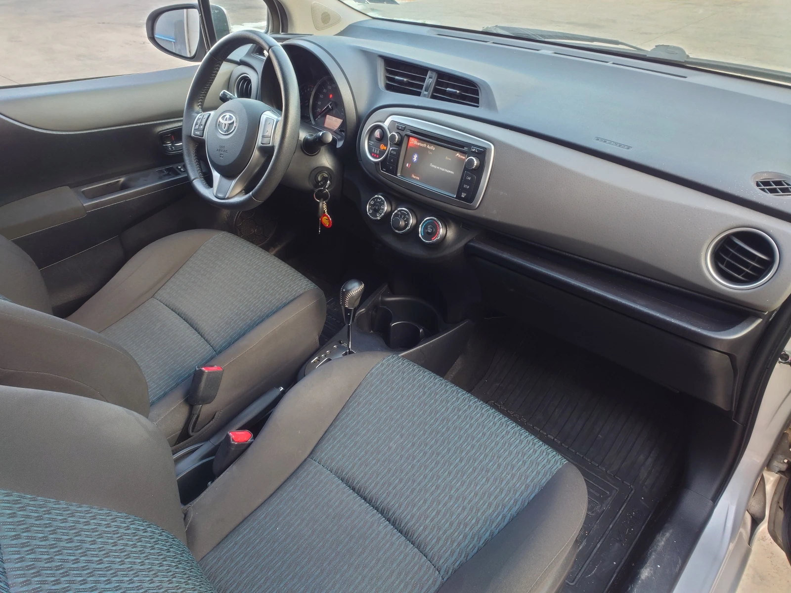 Toyota Yaris 1.3 - изображение 8