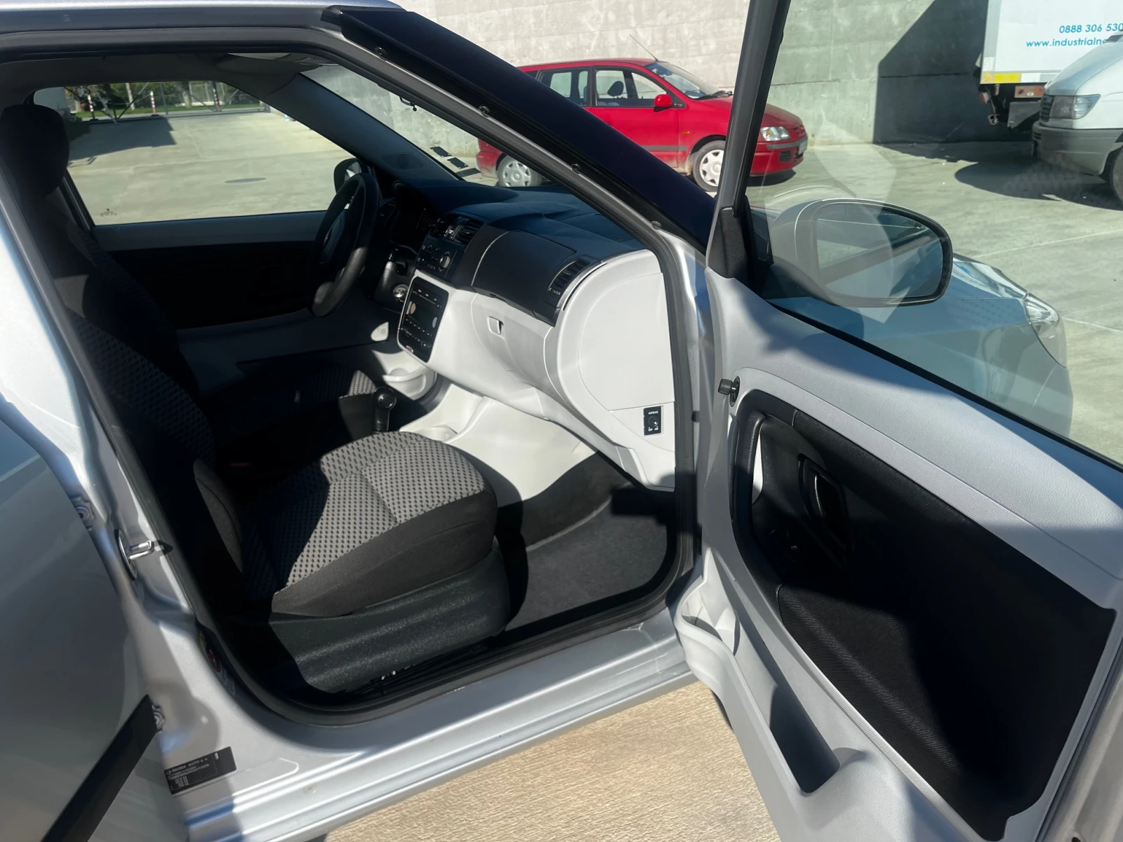 Skoda Fabia, снимка 13 - Автомобили и джипове - 54095023