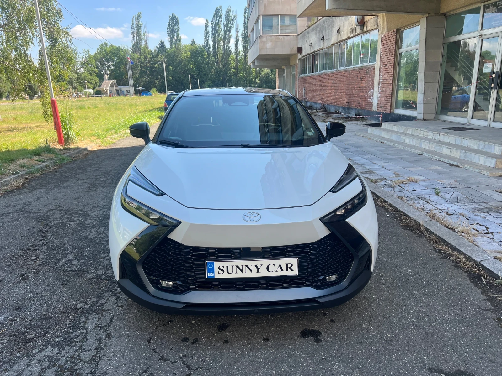 Toyota C-HR 2.0 Hybrid FULL ГАРАНЦИЯ - изображение 2