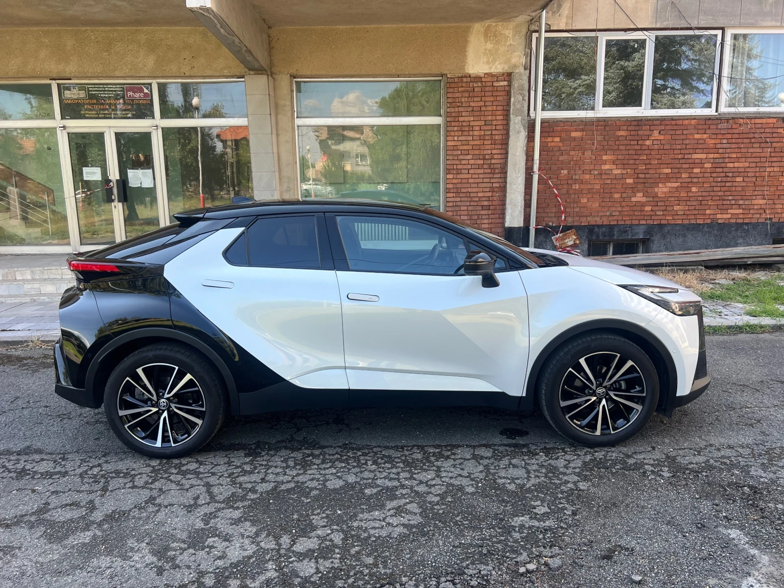 Toyota C-HR 2.0 Hybrid FULL ГАРАНЦИЯ - изображение 4