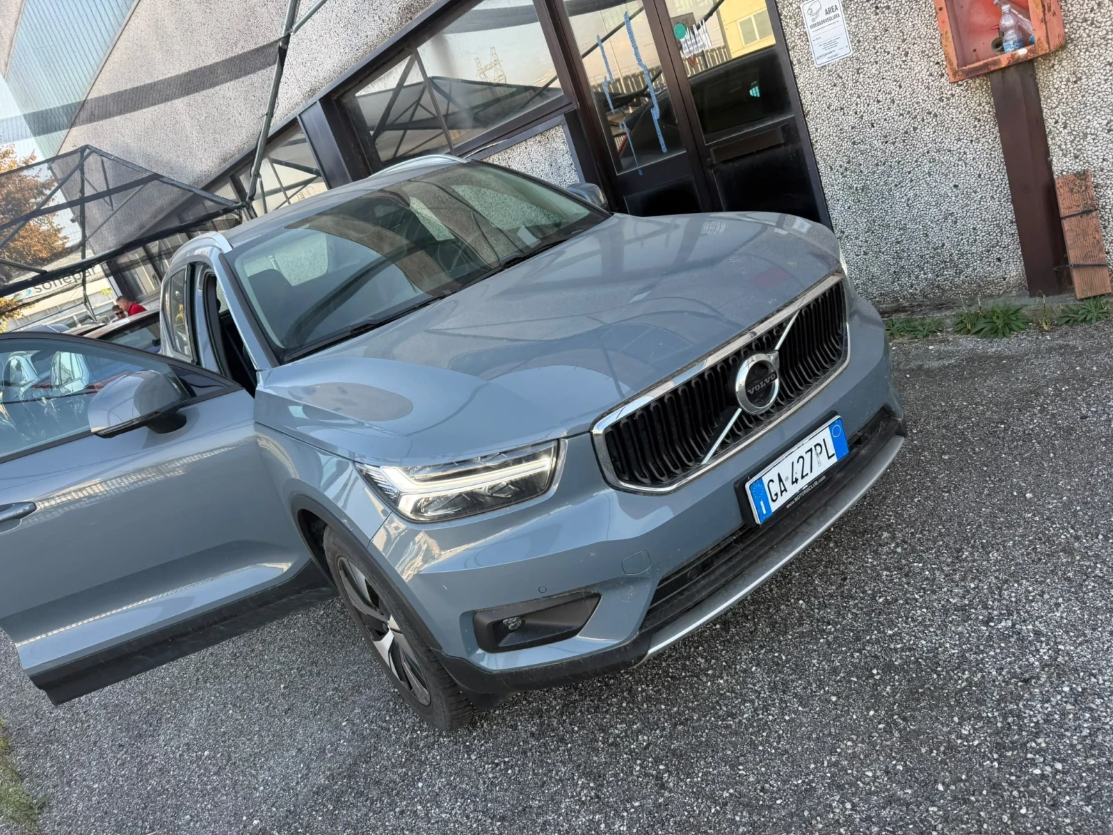 Volvo XC40 (КАТО НОВА)^(4х4)^(R-DESIGN), снимка 4 - Автомобили и джипове - 56274517