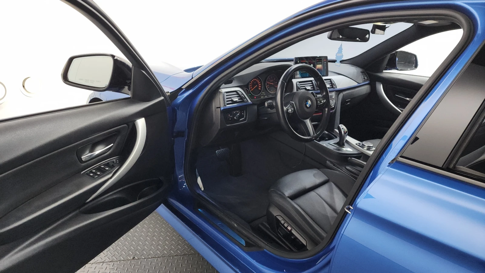 BMW 320 320d M Performance Edition | HUD | Панорама | Каме, снимка 13 - Автомобили и джипове - 54859842