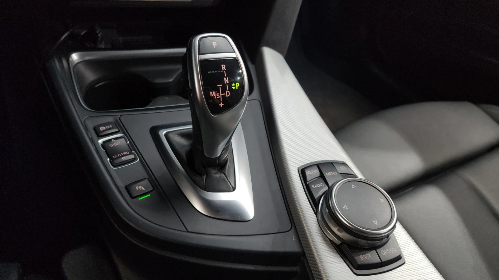 BMW 320 320d M Performance Edition | HUD | Панорама | Каме, снимка 11 - Автомобили и джипове - 54859842