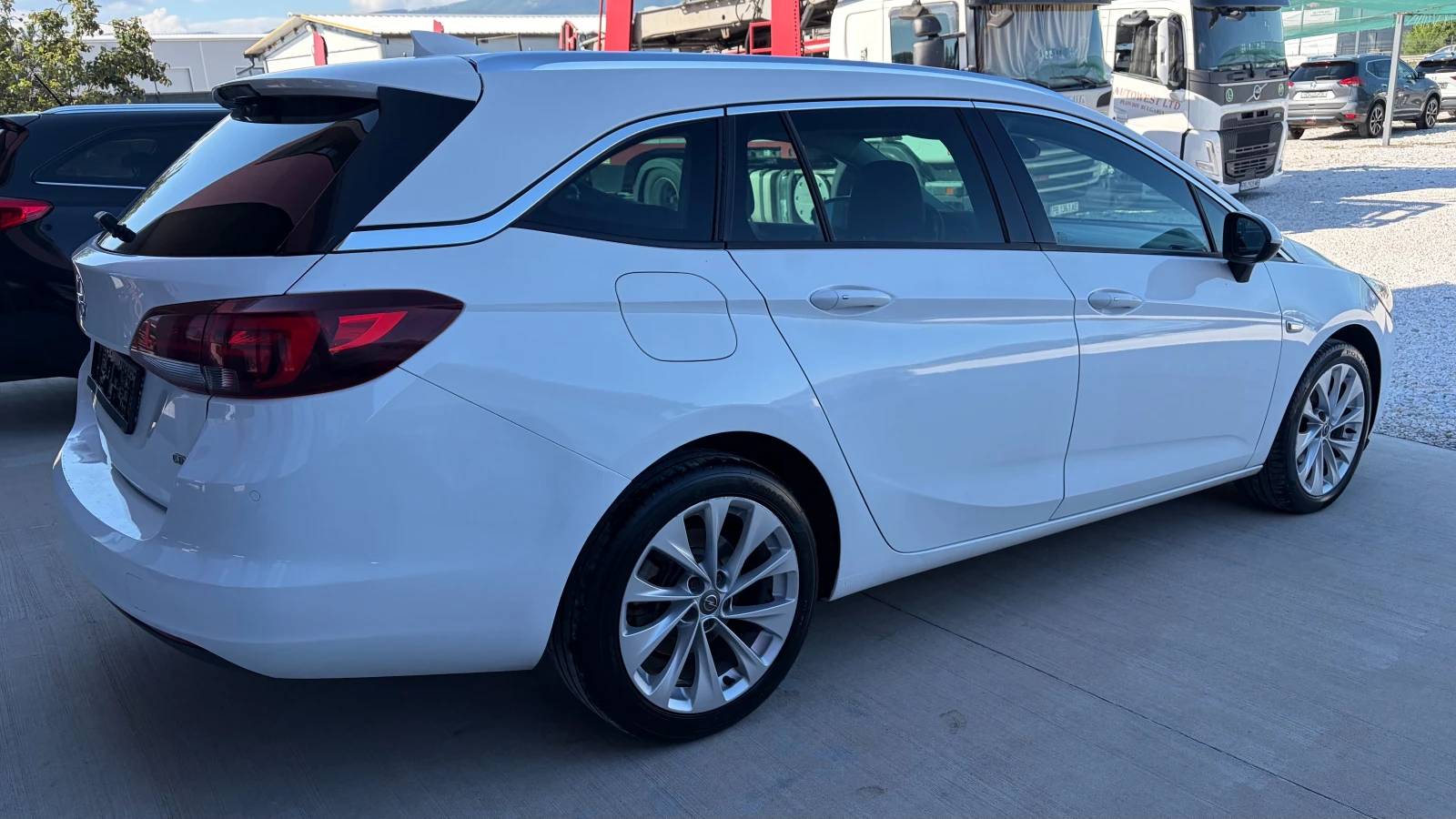 Opel Astra 1.6 CDTI, снимка 4 - Автомобили и джипове - 55274594