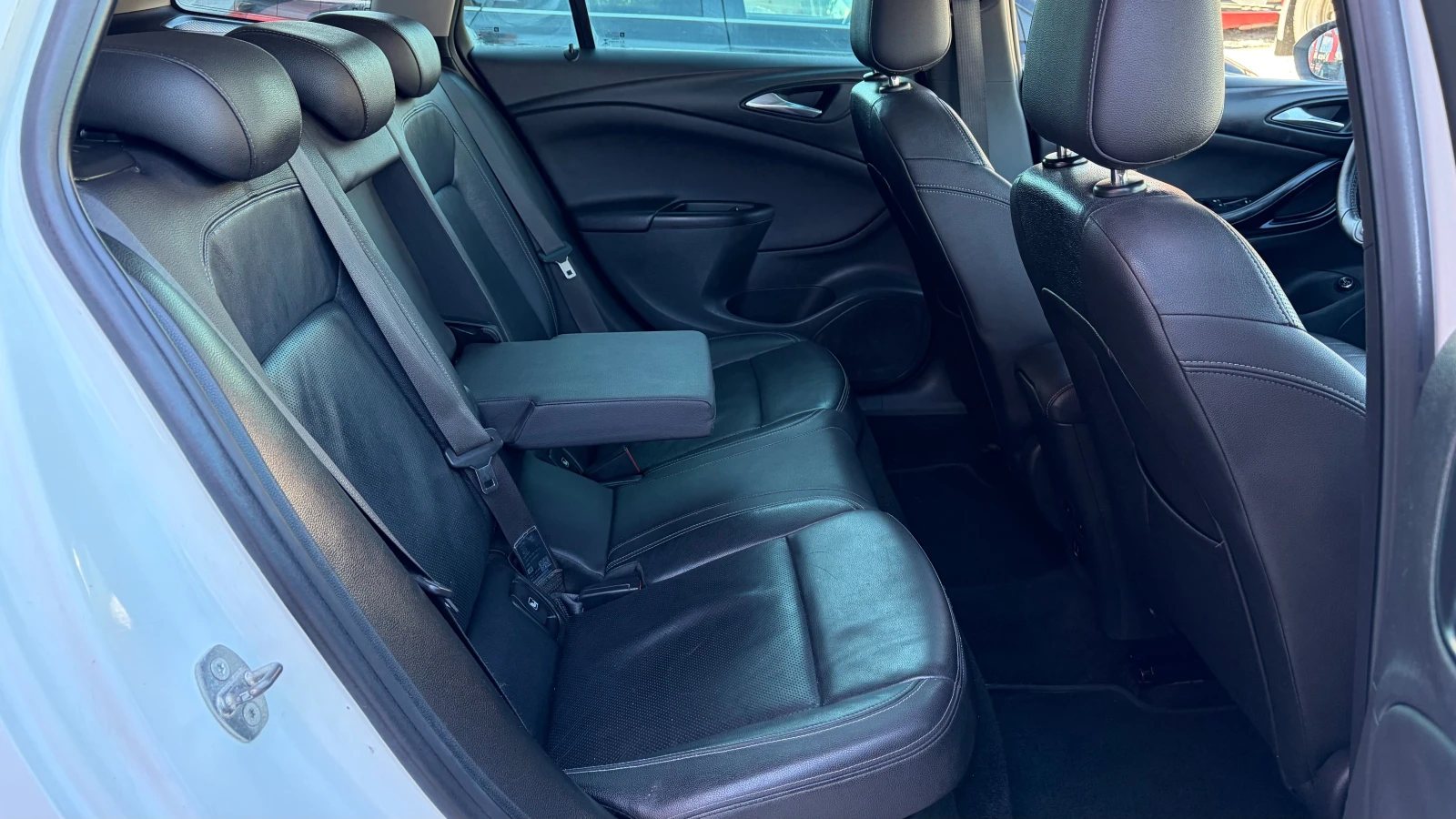 Opel Astra 1.6 CDTI, снимка 11 - Автомобили и джипове - 55274594