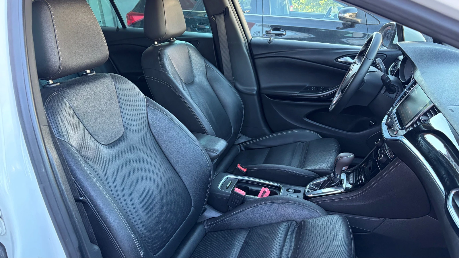 Opel Astra 1.6 CDTI, снимка 13 - Автомобили и джипове - 55274594