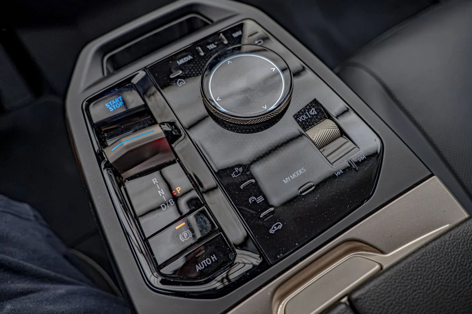 BMW iX xDrive 50/Harman Kardon/HuD/Камера 360/Амбиент/Las, снимка 10 - Автомобили и джипове - 55668248