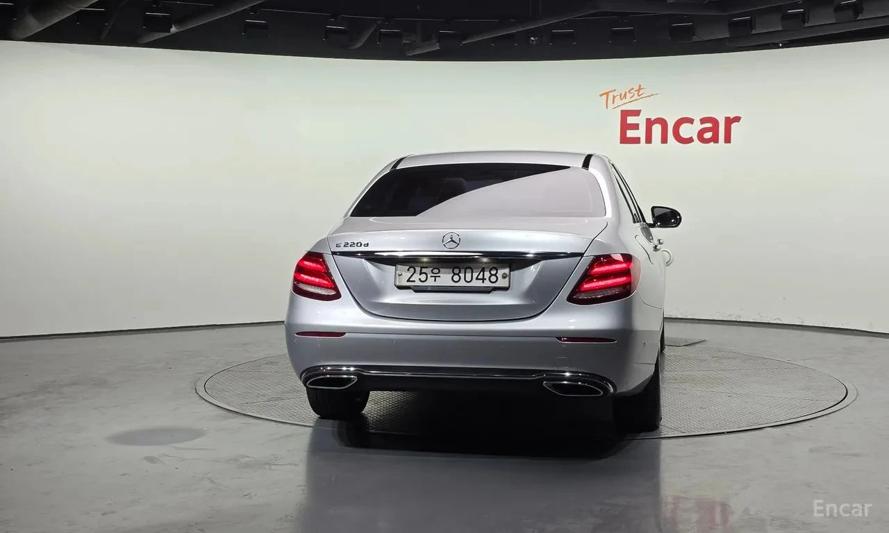 Mercedes-Benz E 220 d Avantgarde* ШИБИДАХ* ПОДГРЕВИ* КАМЕРА* , снимка 4 - Автомобили и джипове - 55898380