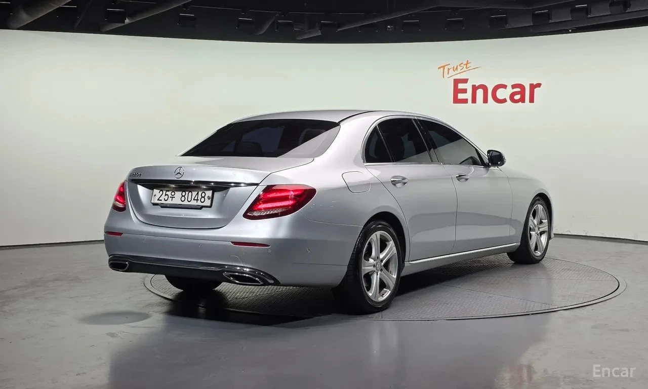 Mercedes-Benz E 220 d Avantgarde* ШИБИДАХ* ПОДГРЕВИ* КАМЕРА* , снимка 2 - Автомобили и джипове - 55898380