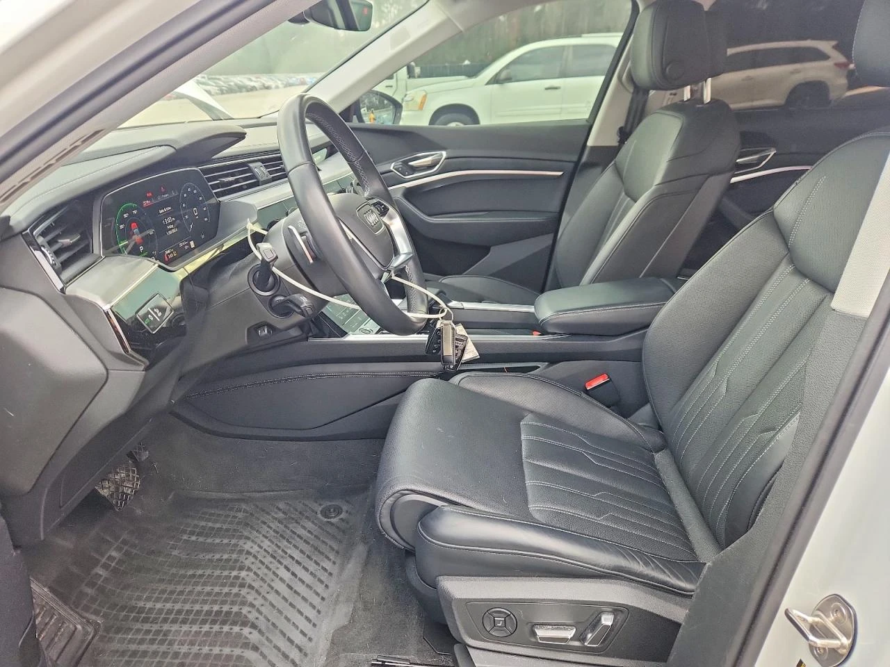 Audi Q8 E-TRON PRESTIGE| MATRIX| DISTRINIC| 360, снимка 7 - Автомобили и джипове - 54085295