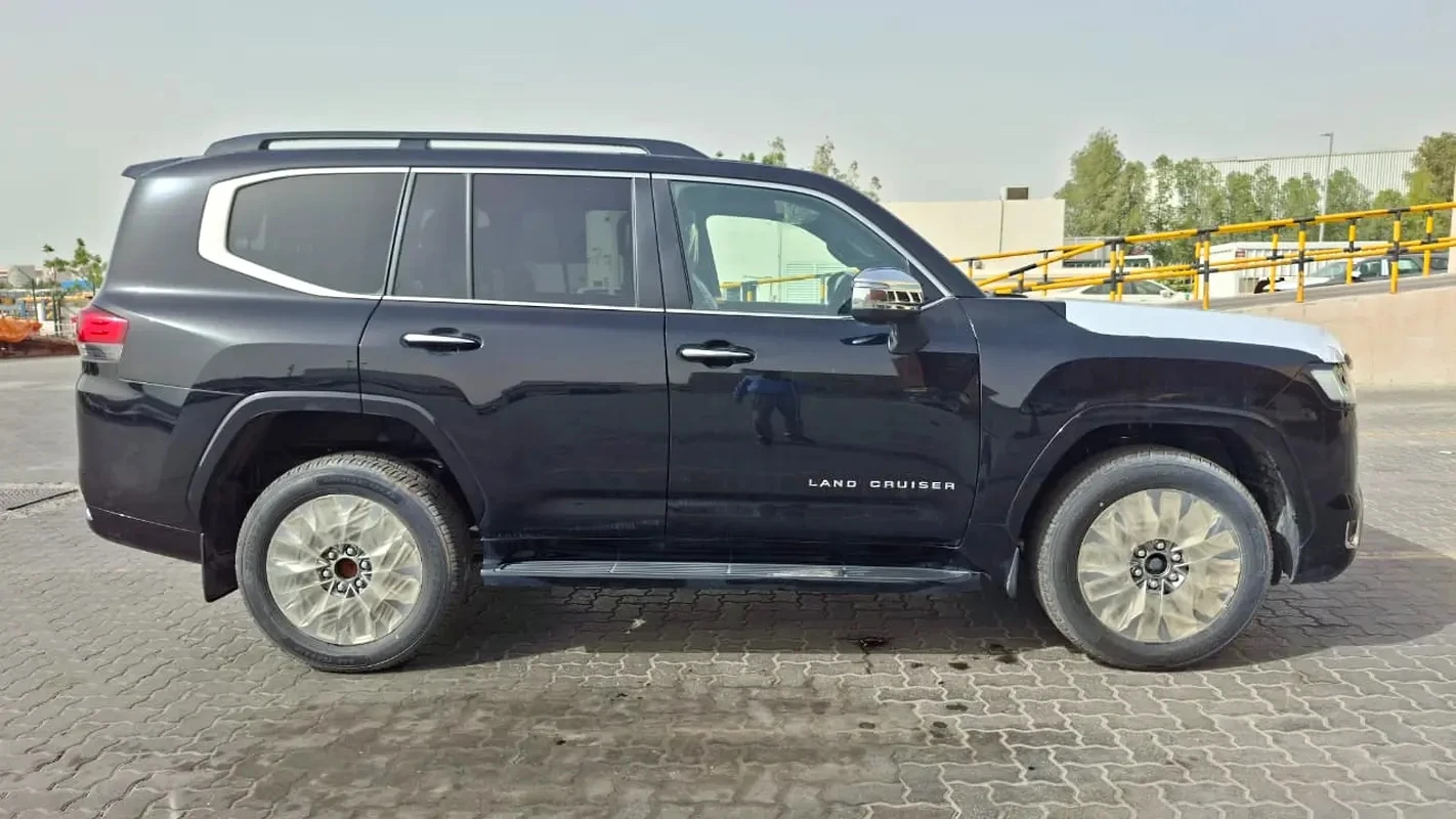 Toyota Land cruiser 300 VXR 3.5 TT, снимка 2 - Автомобили и джипове - 55980517