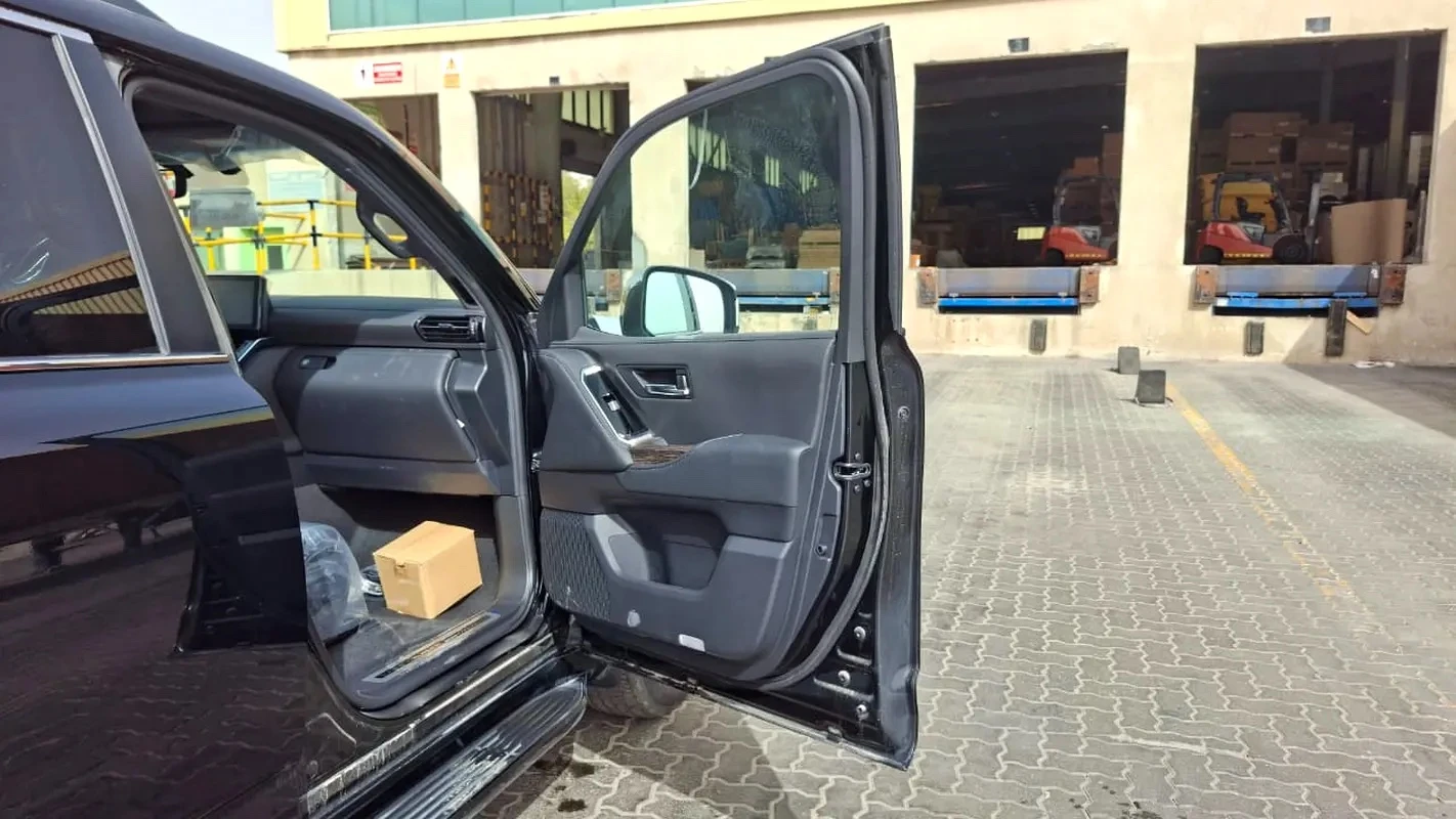 Toyota Land cruiser 300 VXR 3.5 TT, снимка 3 - Автомобили и джипове - 55980517