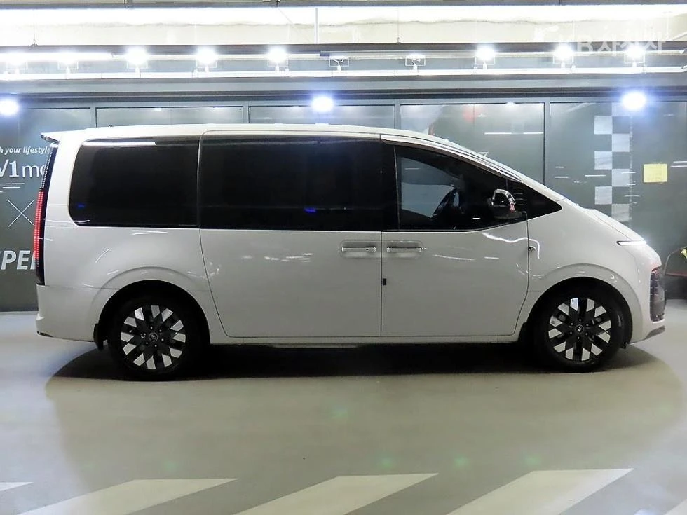 Hyundai Staria 2023 - изображение 3