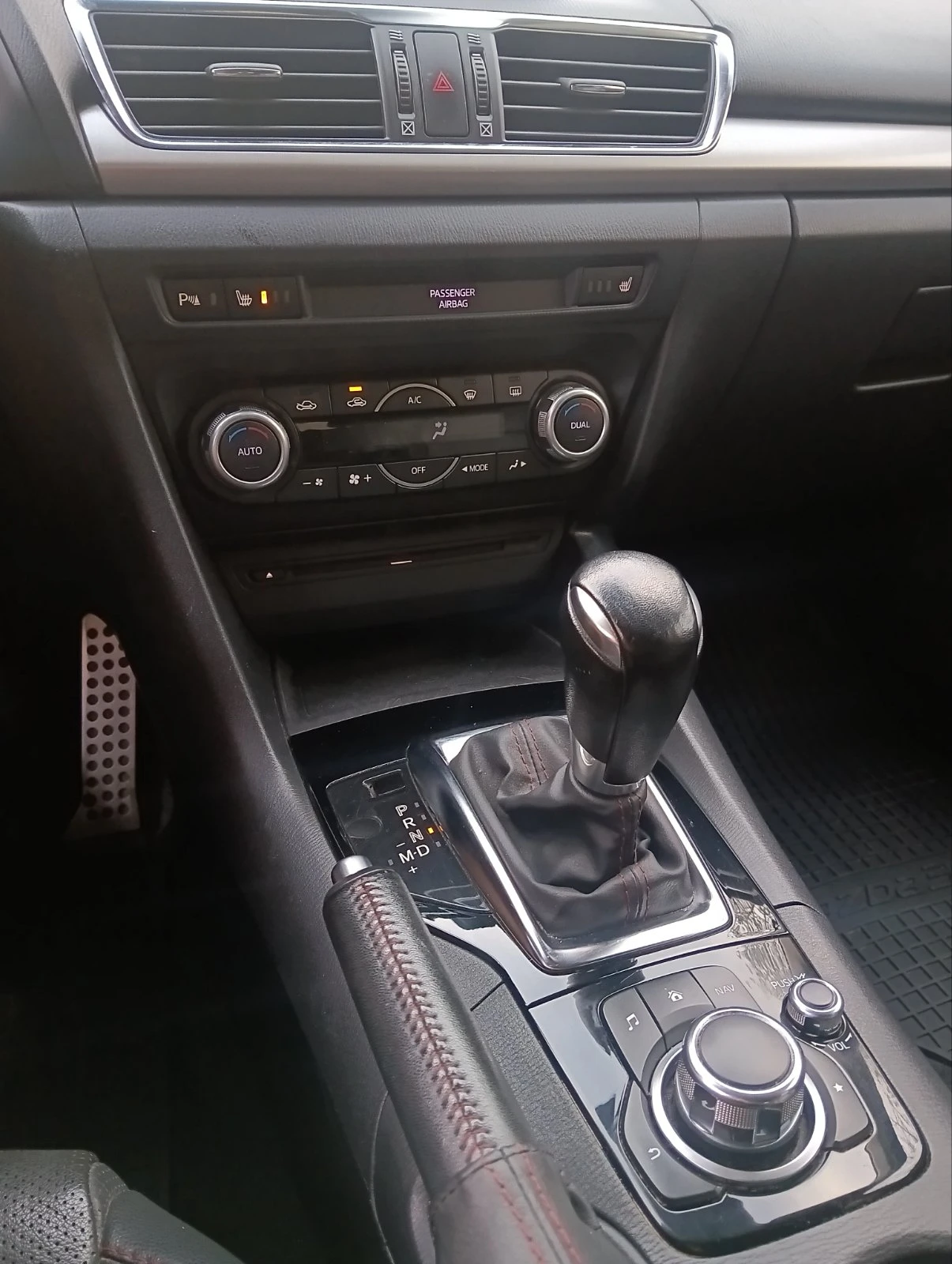 Mazda 3 2.2 Skyactiv-D, снимка 12 - Автомобили и джипове - 54175113