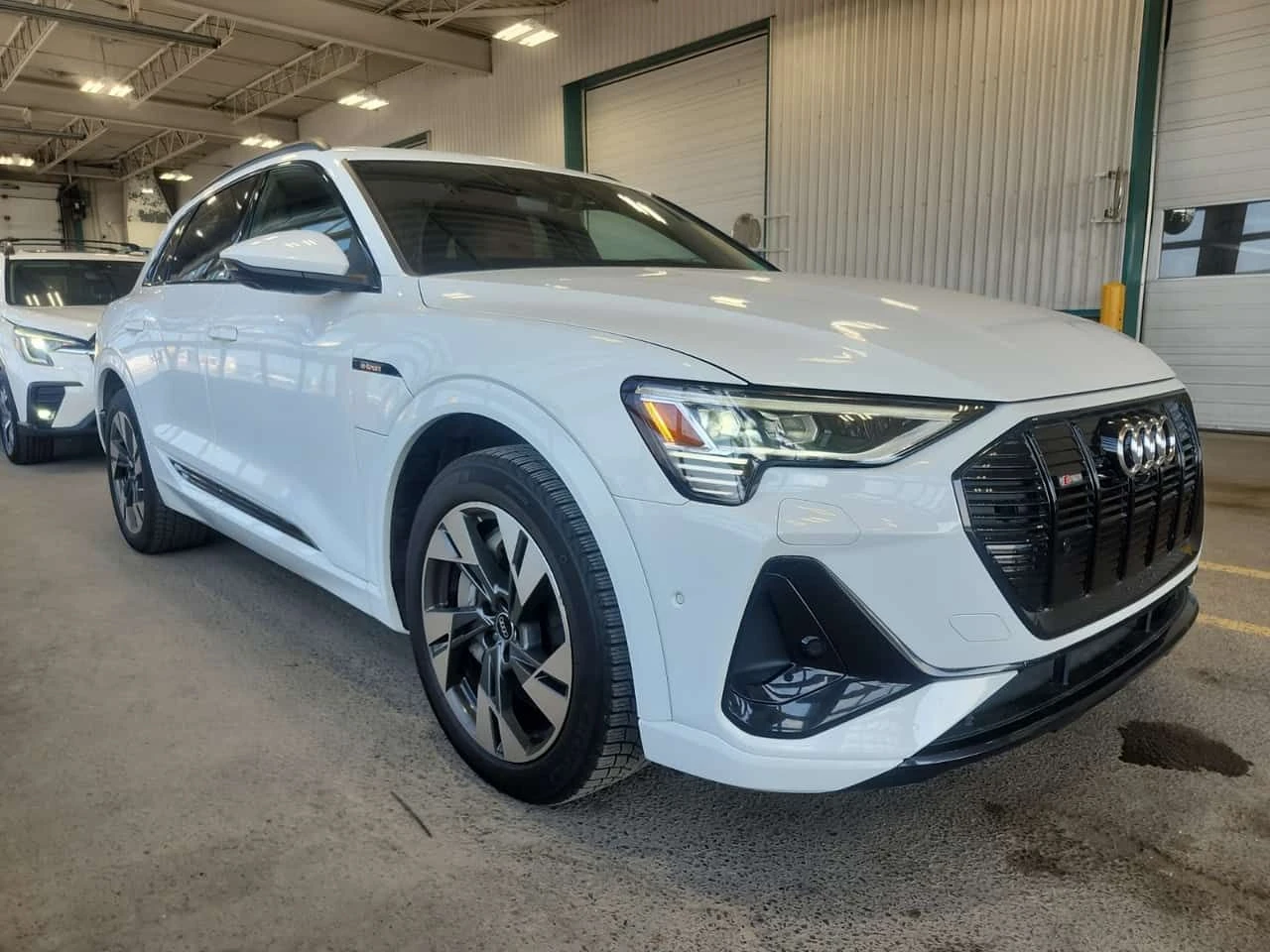 Audi E-Tron * PROGRESSIV * 360 КАМЕРА* ОБДУХВАНЕ* ПАНОРАМА* , снимка 2 - Автомобили и джипове - 55181305