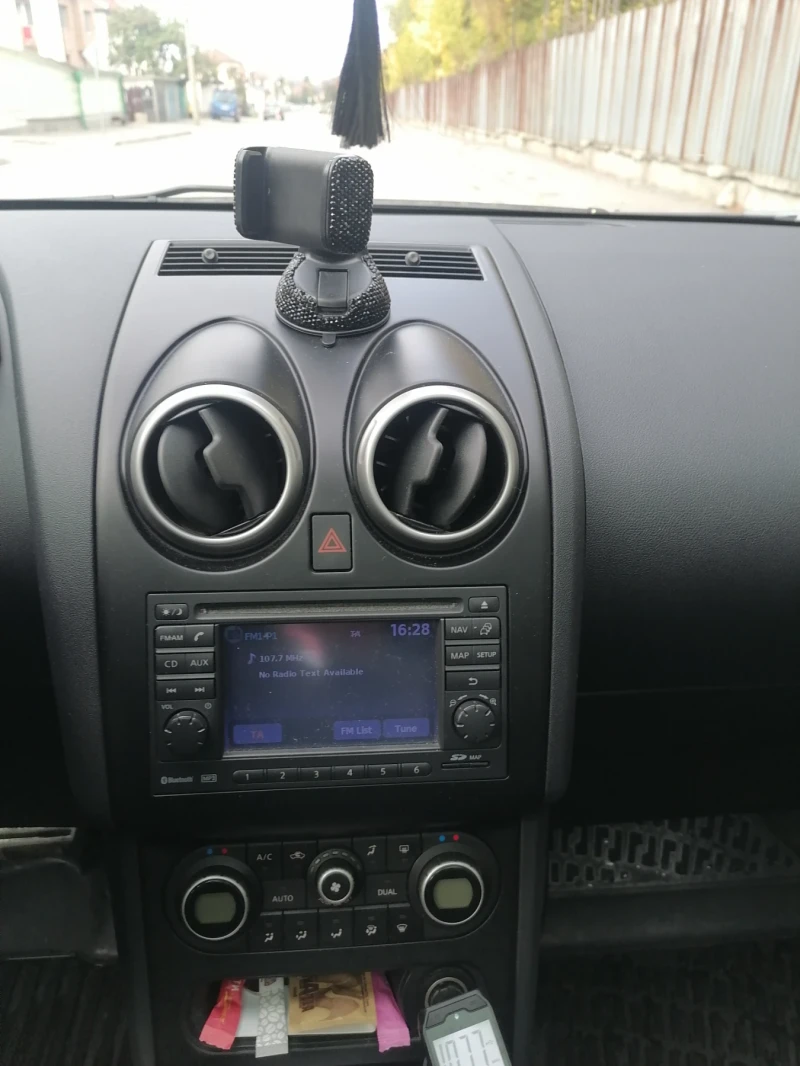 Nissan Qashqai 2.0i, снимка 7 - Автомобили и джипове - 52029960
