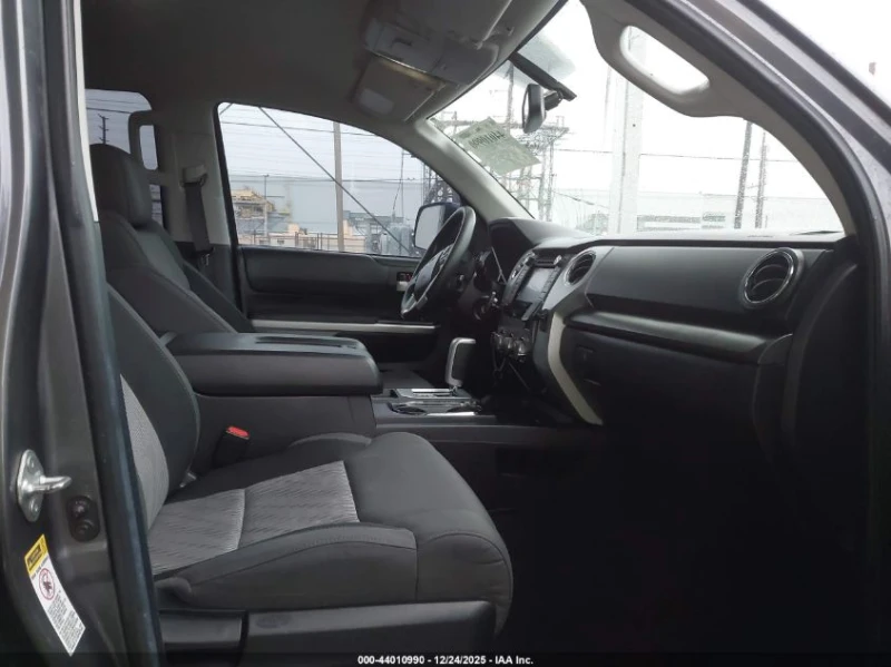 Toyota Tundra 5.7L V-8 DOHC, VVT, 381HP 4X4 Drive, снимка 10 - Автомобили и джипове - 53181954