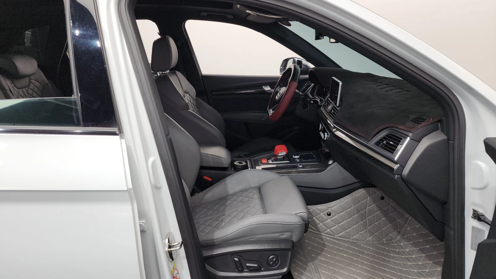 Audi SQ5 ЛЮК* HUD* 360* KEYLESS* ЕЛ. БАГАЖНИК* КРАЙНА ЦЕНА, снимка 11 - Автомобили и джипове - 55302341