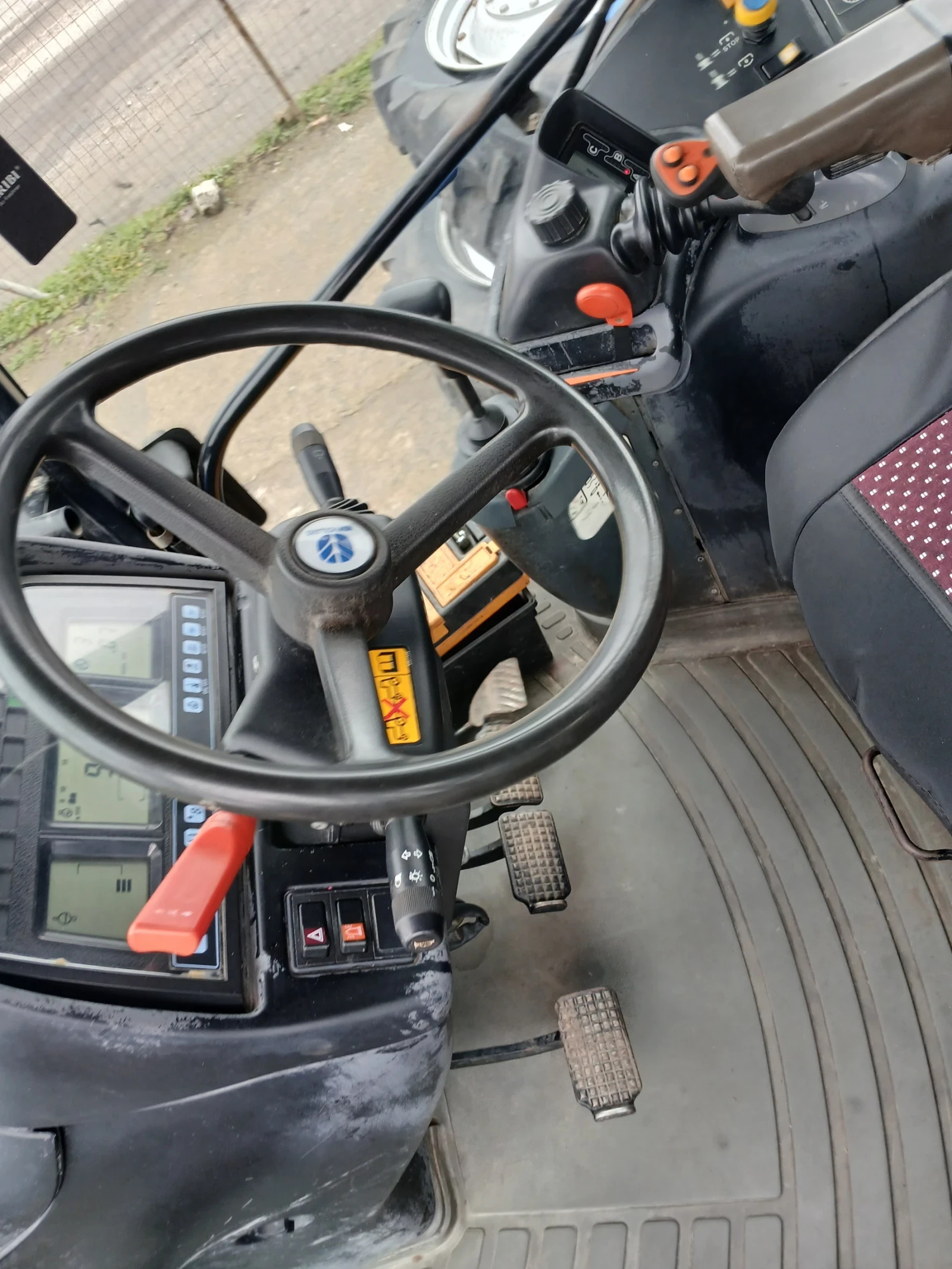 Трактор New Holland ТМ165, снимка 3 - Селскостопанска техника - 55680738