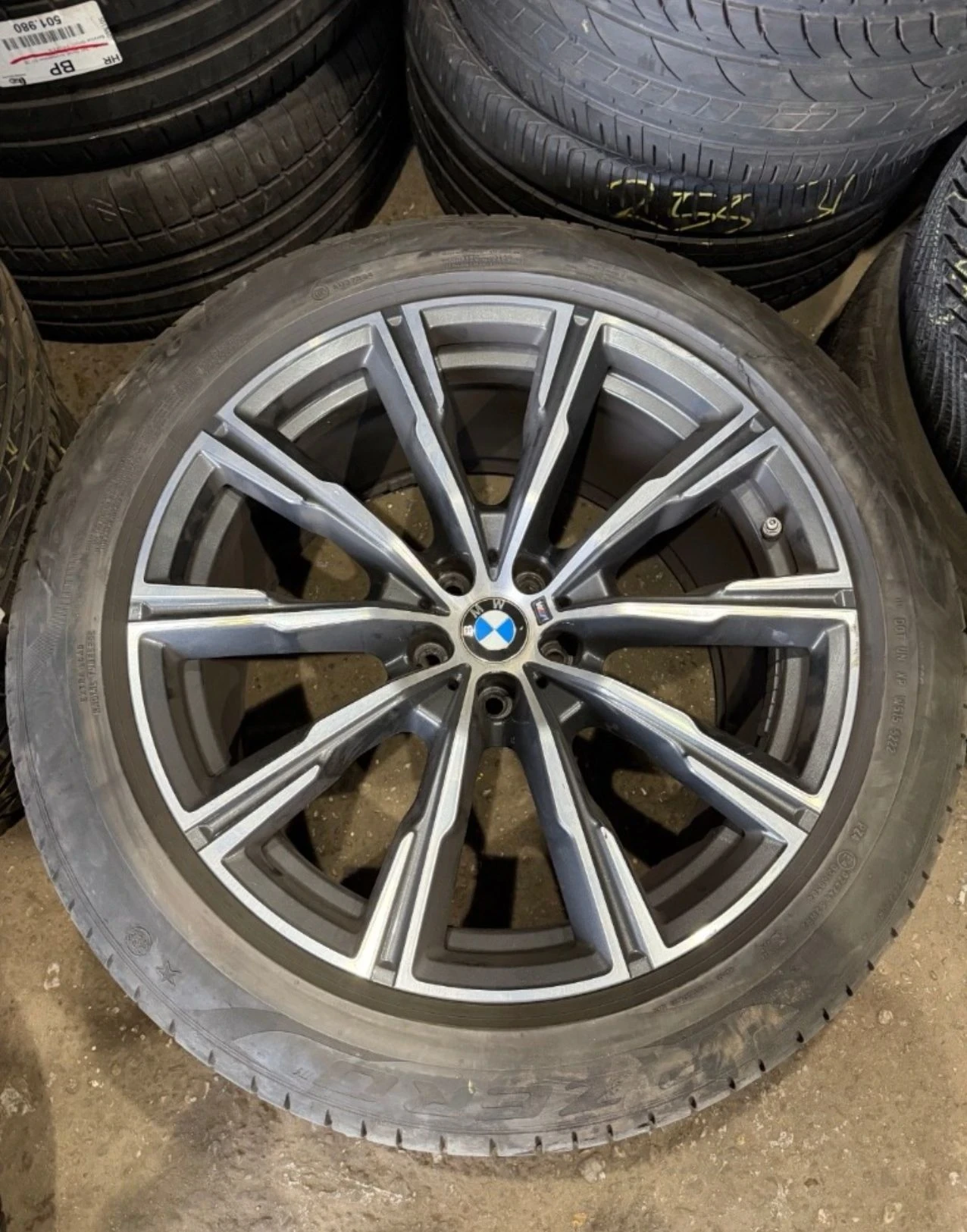 Гуми с джанти Pirelli 305/40R20, снимка 4 - Гуми и джанти - 55914189