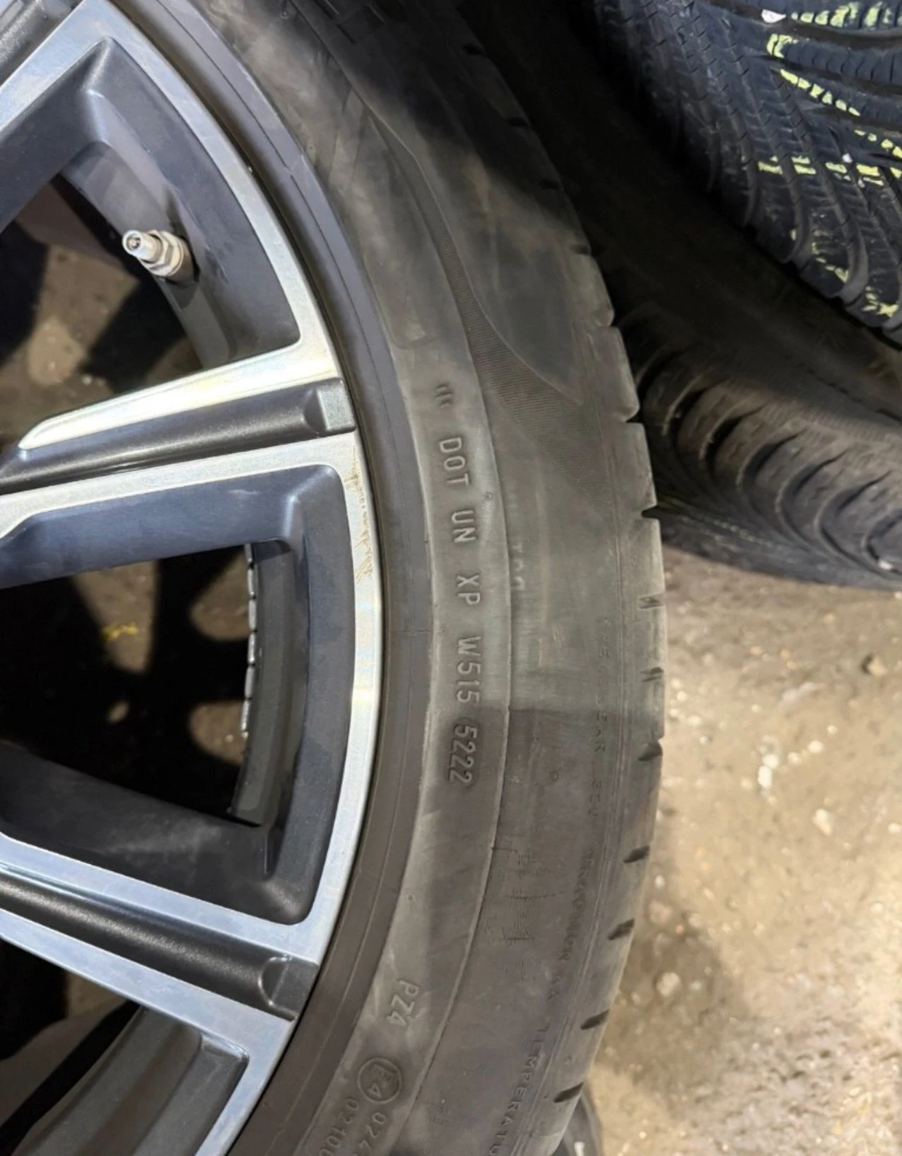 Гуми с джанти Pirelli 305/40R20, снимка 7 - Гуми и джанти - 55914189