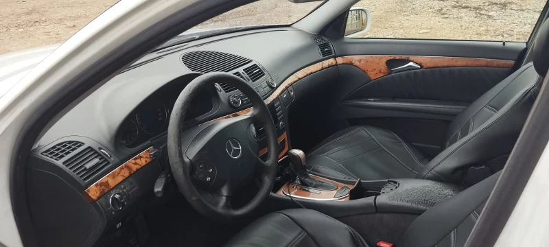 Mercedes-Benz E 220, снимка 3 - Автомобили и джипове - 48638848