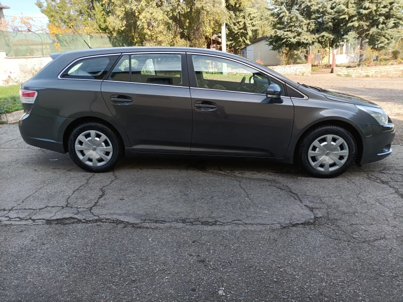 Toyota Avensis 1, 8 бензин, снимка 4 - Автомобили и джипове - 52399710