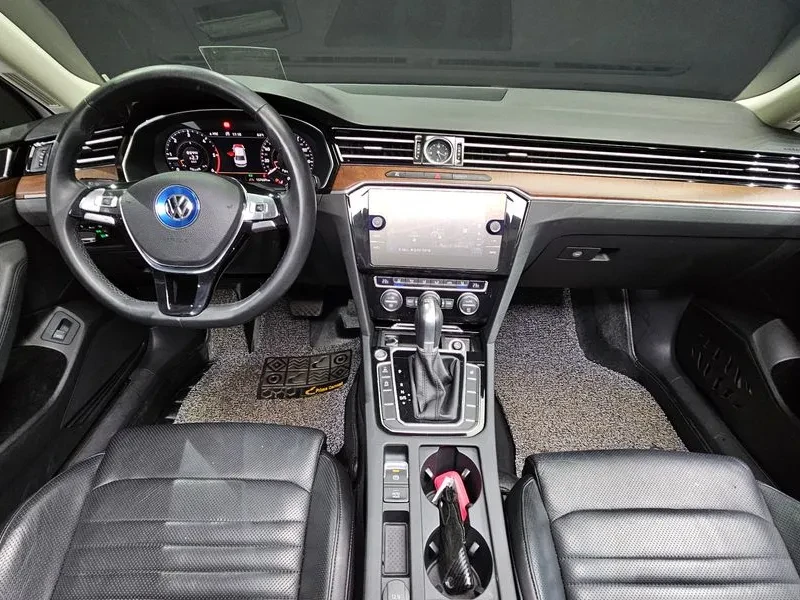 VW Passat 2.0 TDI, снимка 7 - Автомобили и джипове - 54299766