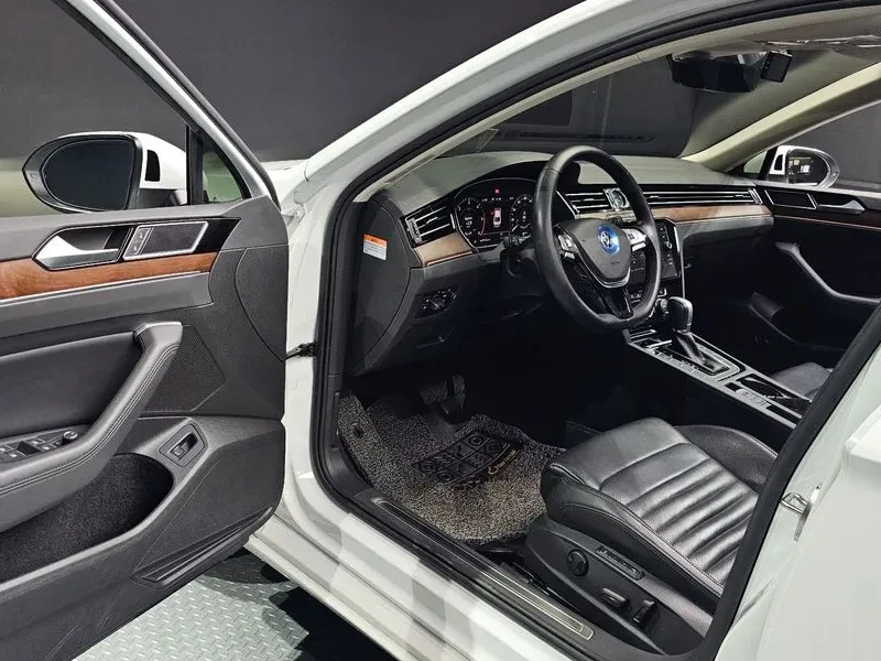 VW Passat 2.0 TDI, снимка 10 - Автомобили и джипове - 54299766