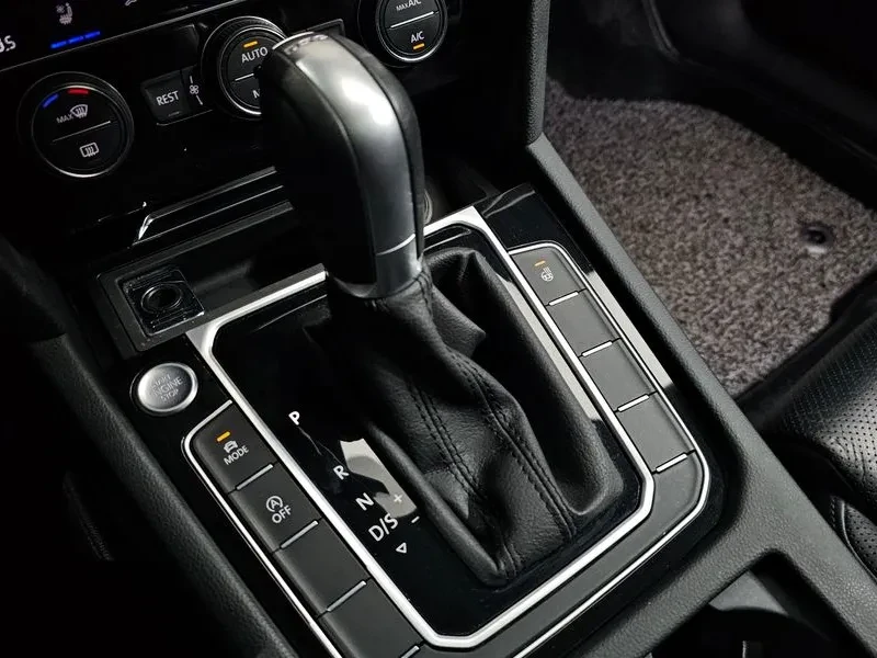 VW Passat 2.0 TDI, снимка 9 - Автомобили и джипове - 54299766