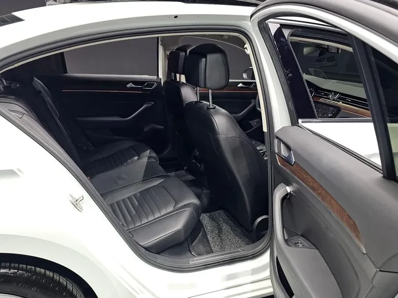 VW Passat 2.0 TDI, снимка 11 - Автомобили и джипове - 54299766