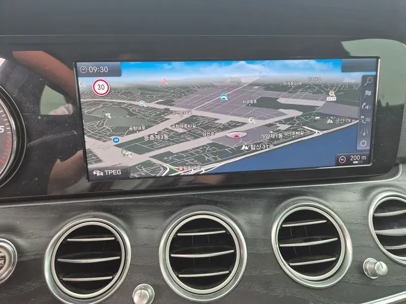 Mercedes-Benz E 220 Avantgarde, снимка 10 - Автомобили и джипове - 55102095
