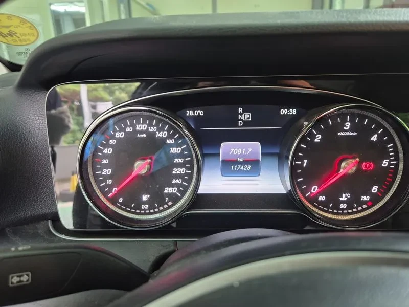 Mercedes-Benz E 220 Avantgarde, снимка 6 - Автомобили и джипове - 55102095