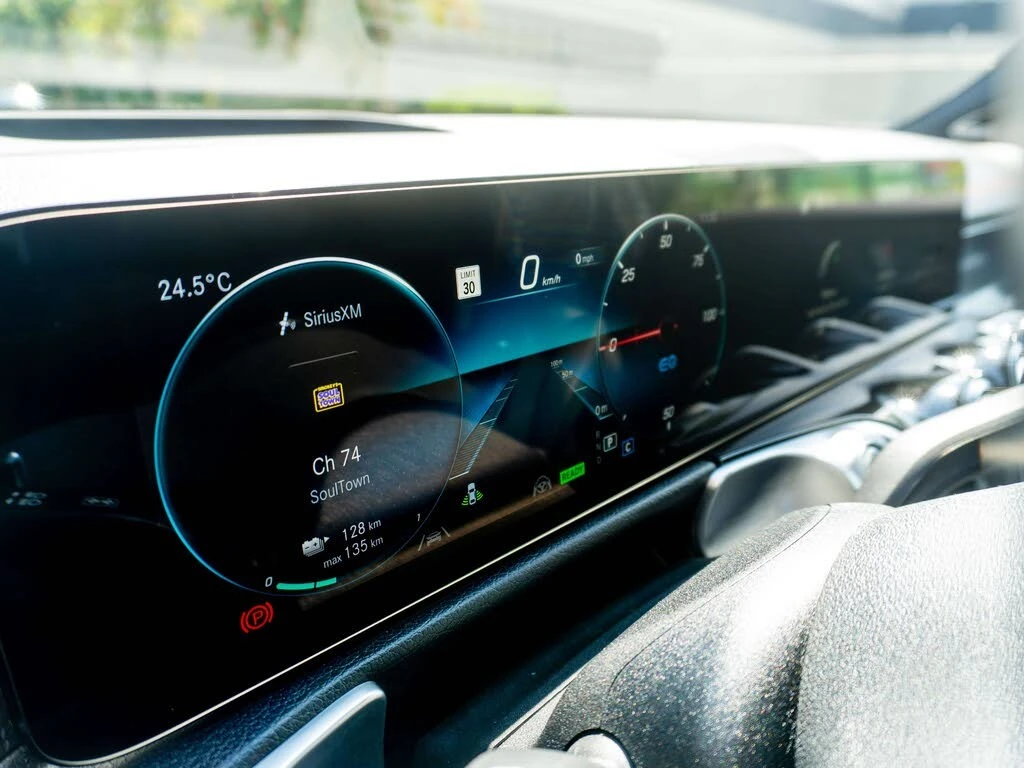 Mercedes-Benz EQB 350* 4MATIC* AMG* ПОДГРЕВ* 360* HUD* PANO* , снимка 11 - Автомобили и джипове - 55466242