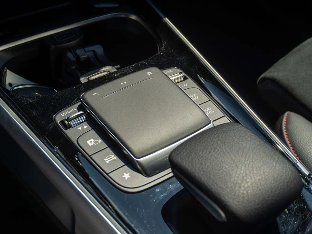 Mercedes-Benz EQB 350* 4MATIC* AMG* ПОДГРЕВ* 360* HUD* PANO* , снимка 15 - Автомобили и джипове - 55466242