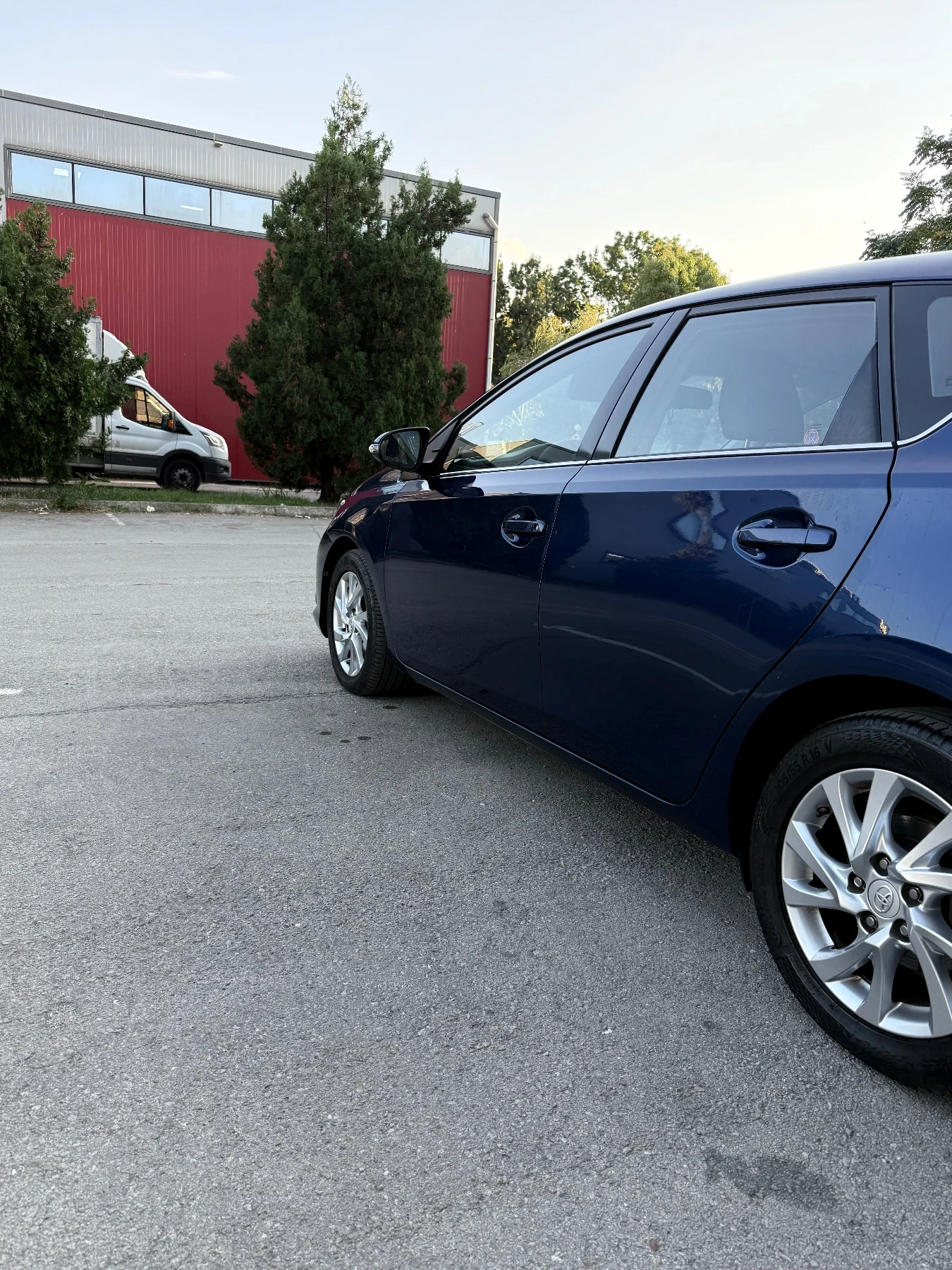 Toyota Auris 1.8 Hybrid , снимка 8 - Автомобили и джипове - 56154320