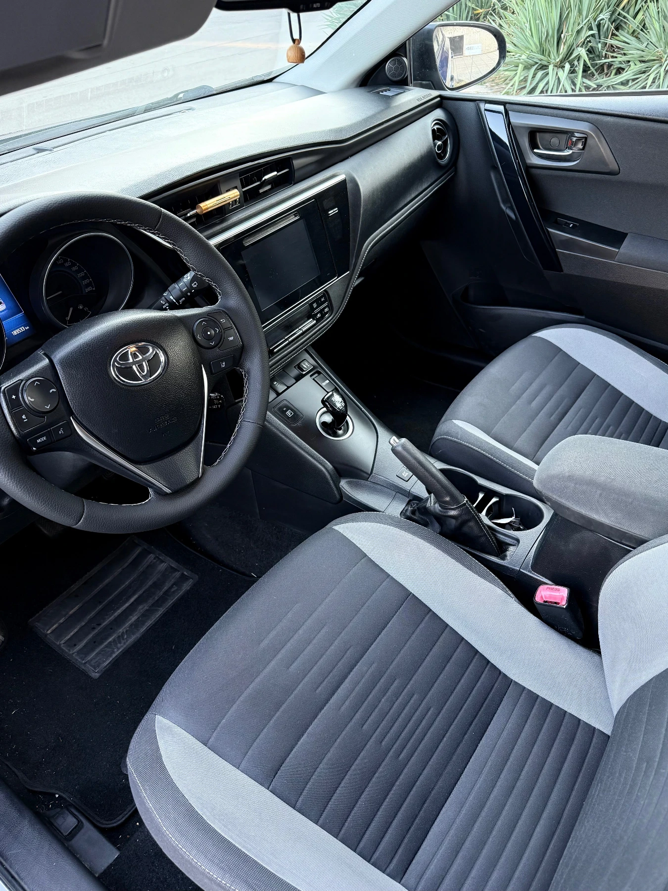 Toyota Auris 1.8 Hybrid , снимка 6 - Автомобили и джипове - 56154320